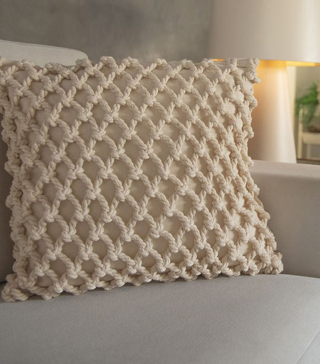 Capa de Almofada Macramê em Algodão Bege, Toque Artesanal e Conforto Único