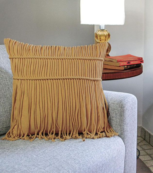 Capa de Almofada Macramê Cult Bege Artesanal com Franjas Decorativas de Algodão