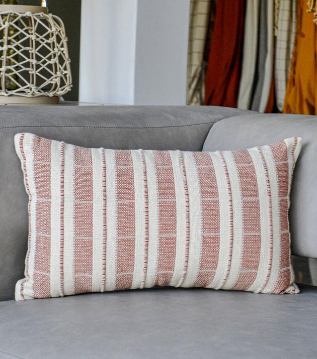 Capa de Almofada Retangular Realce Santa Luzia: Elegância Sustentável para seu Sofá