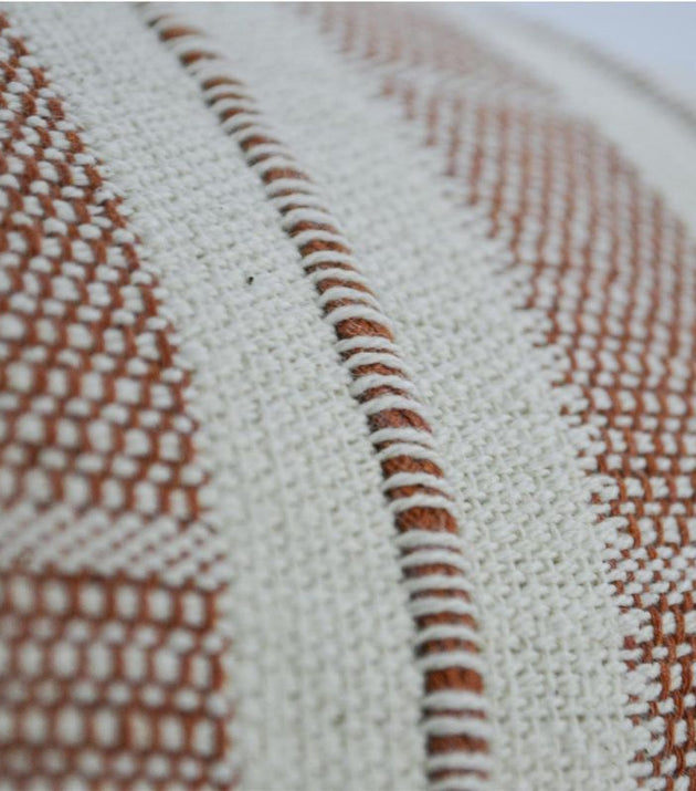 Capa de Almofada Retangular Realce Santa Luzia: Elegância Sustentável para seu Sofá