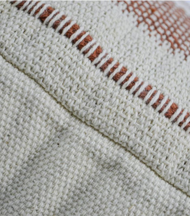 Capa de Almofada Retangular Realce Santa Luzia: Elegância Sustentável para seu Sofá