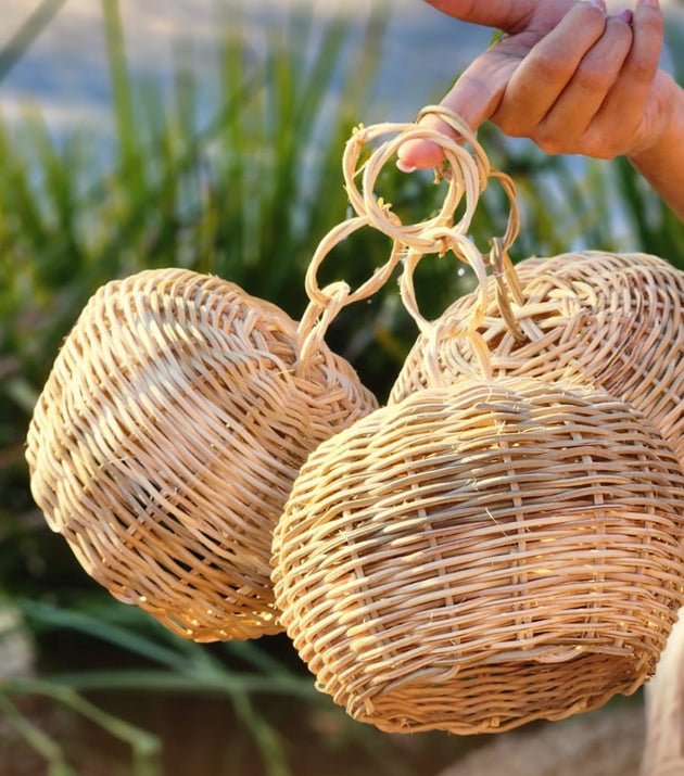 Luminária Maçã 12 x 18 cm em Cipó Raspado