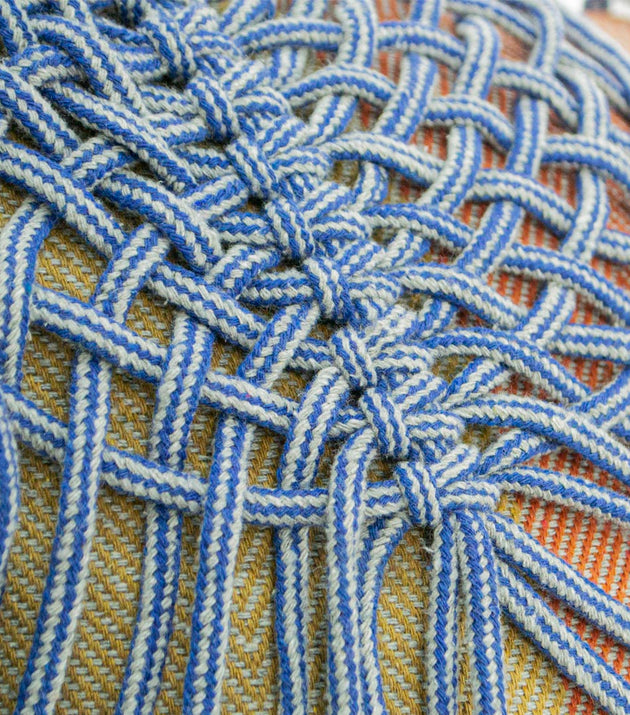 Capa de Almofada Terra-Céu Trama Macramê Artesanal Azul Tons Terrosos Algodão Poliéster