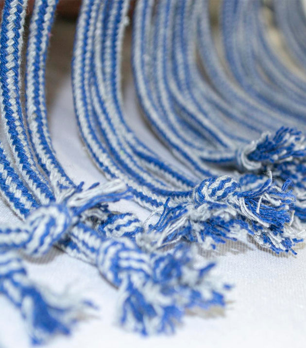 Capa de Almofada Terra-Céu Trama Macramê Artesanal Azul Tons Terrosos Algodão Poliéster