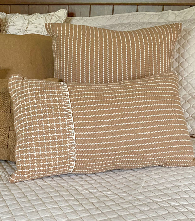 Capa de Almofada Decorativa Risca de Giz com Barra, Conforto Sustentável