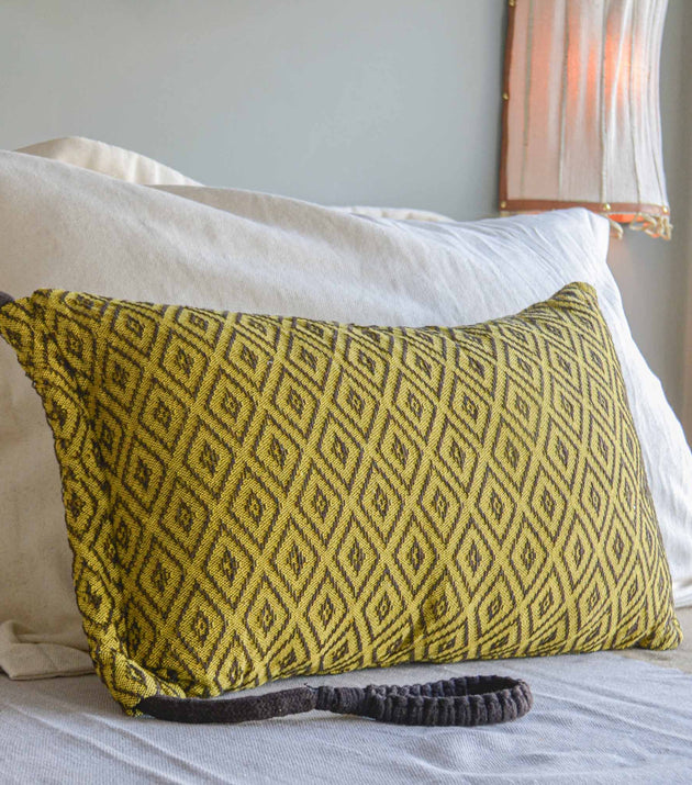 Capa de Almofada Girassol Reciclada: Decoração Sustentável Artesanal para Seu Lar