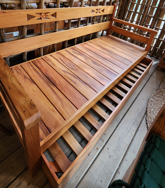 Sofá Cama Madeira Peroba Rosa.