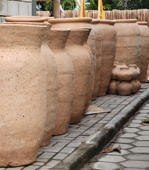 Vasos e Potes de Barro