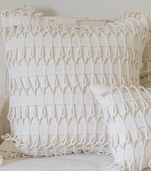Capa de Almofada Corrente Santa Luzia: Toque Artesanal e Sustentável para Seu Lar