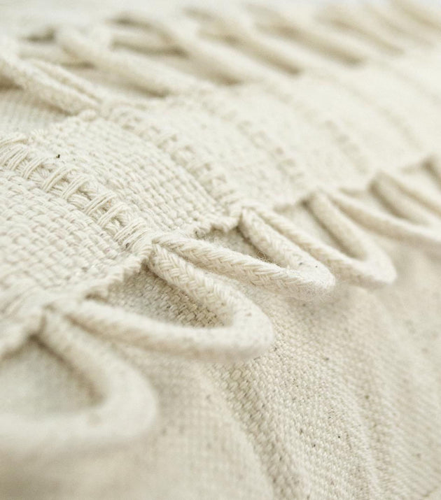 Capa de Almofada Corrente Santa Luzia: Toque Artesanal e Sustentável para Seu Lar