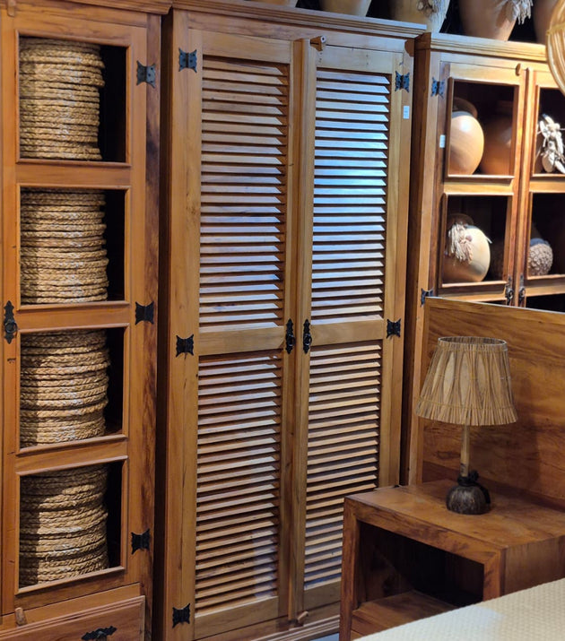 Armário/Guarda-roupa Veneziana Madeira Peroba Rosa.