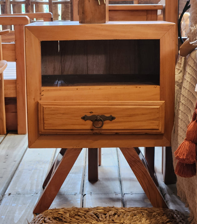 Criado de Cabeceira Peroba Rosa.