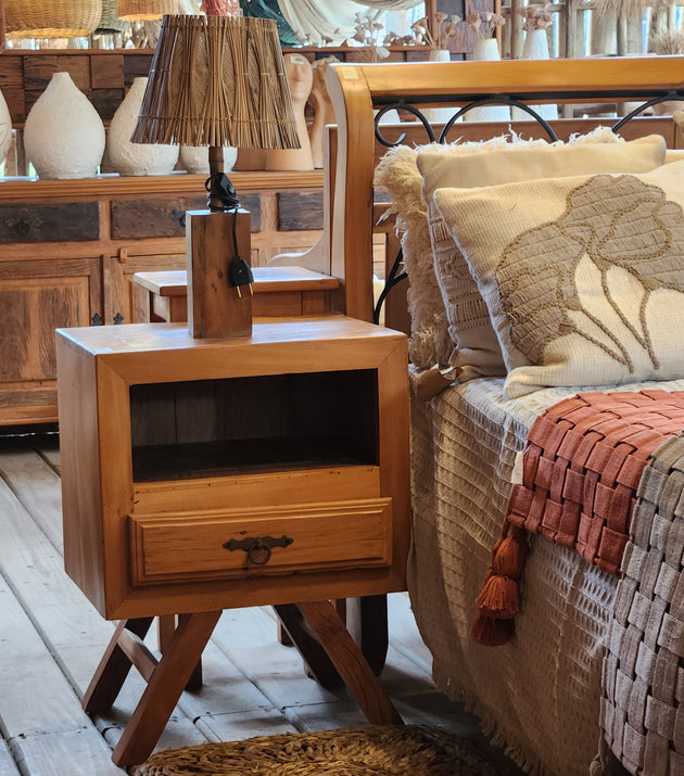 Criado de Cabeceira Peroba Rosa.