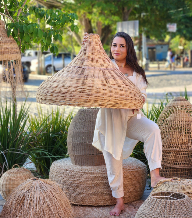 Luminária Gota Gigante 60 x 75 cm em Cipó Raspado