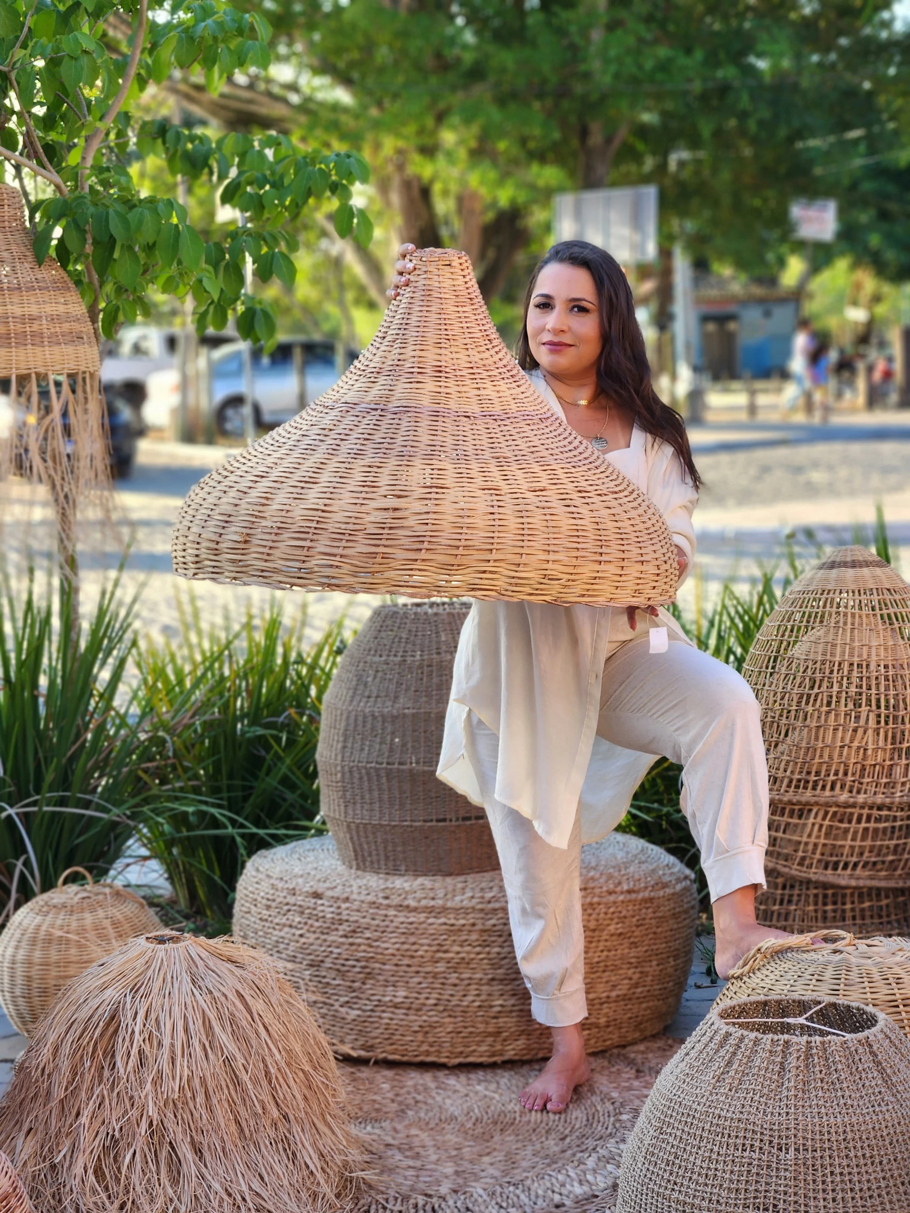 Luminária Gota Gigante 60 x 75 cm em Cipó Raspado