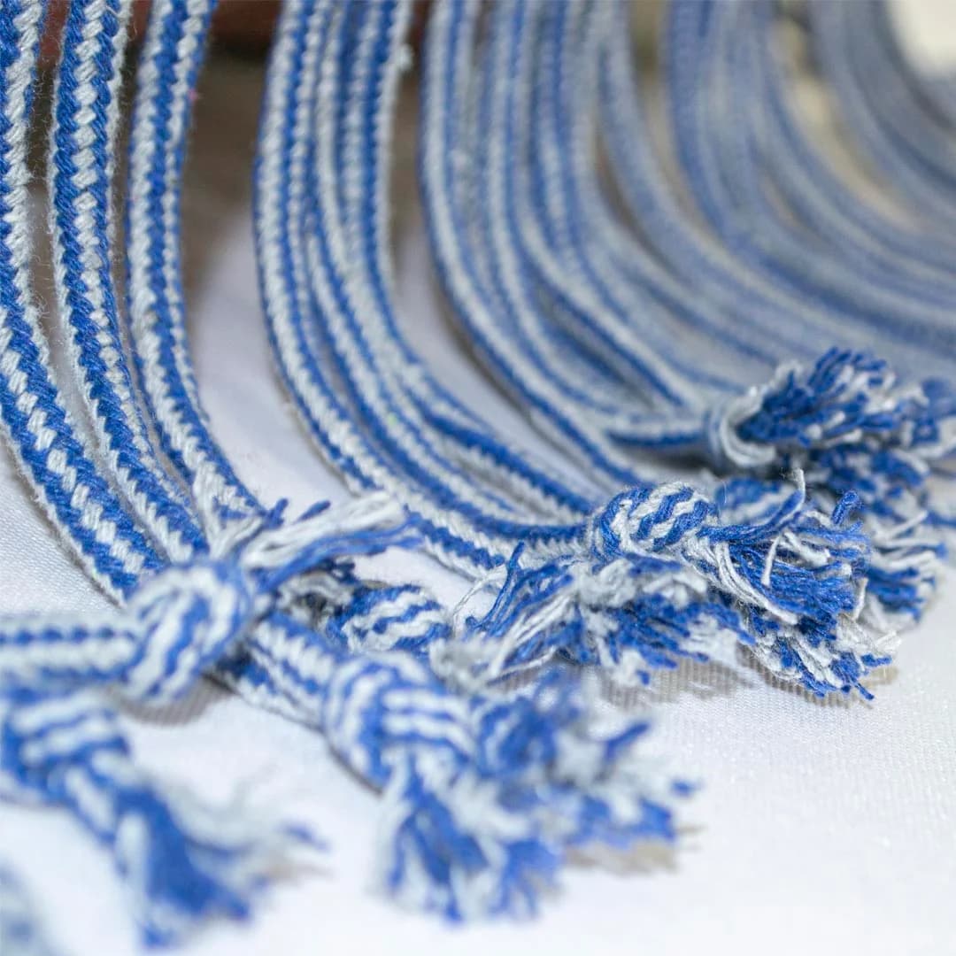 Capa de Almofada Terra-Céu Trama Macramê Artesanal Azul Tons Terrosos Algodão Poliéster