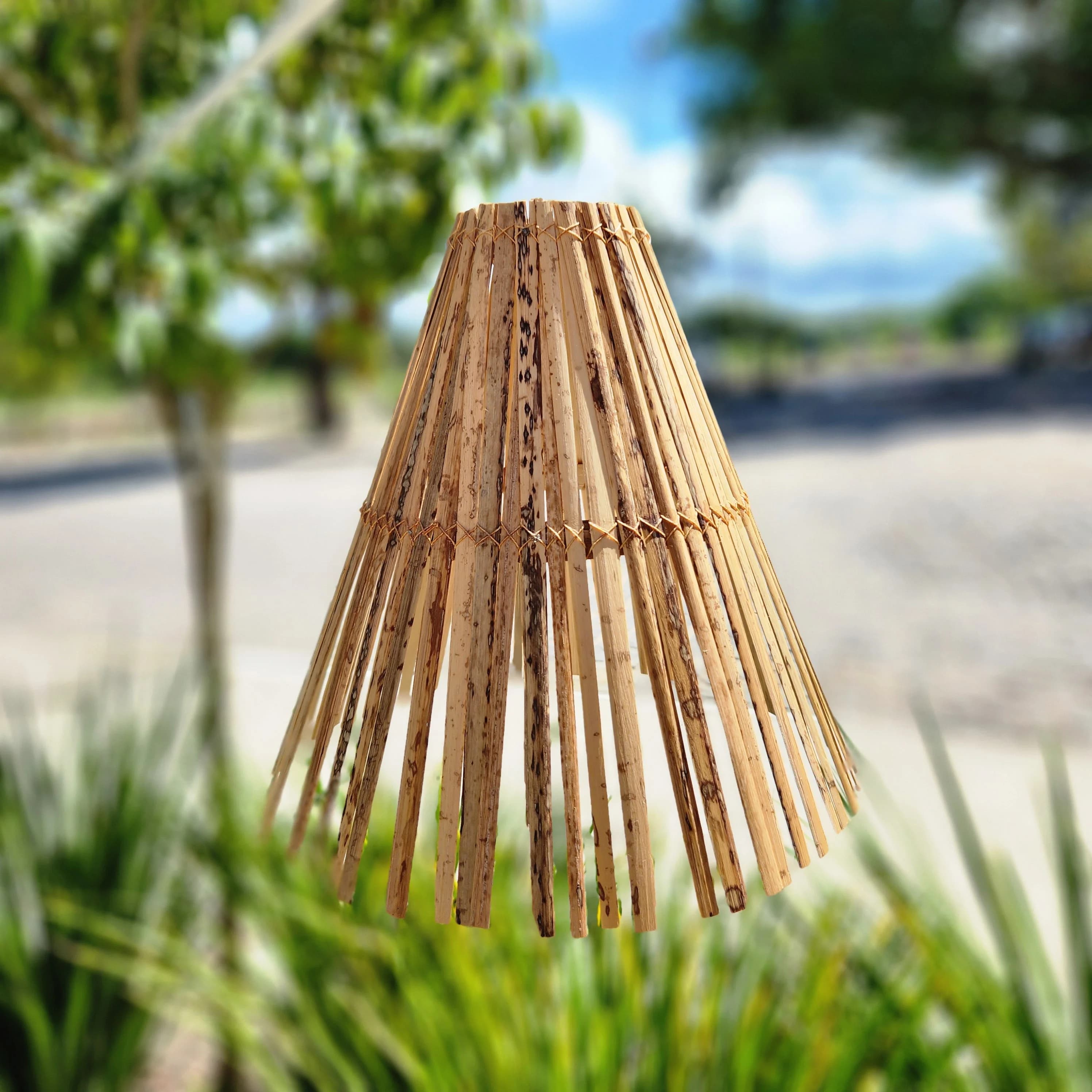 Luminária Cone Fibra de Dendê.