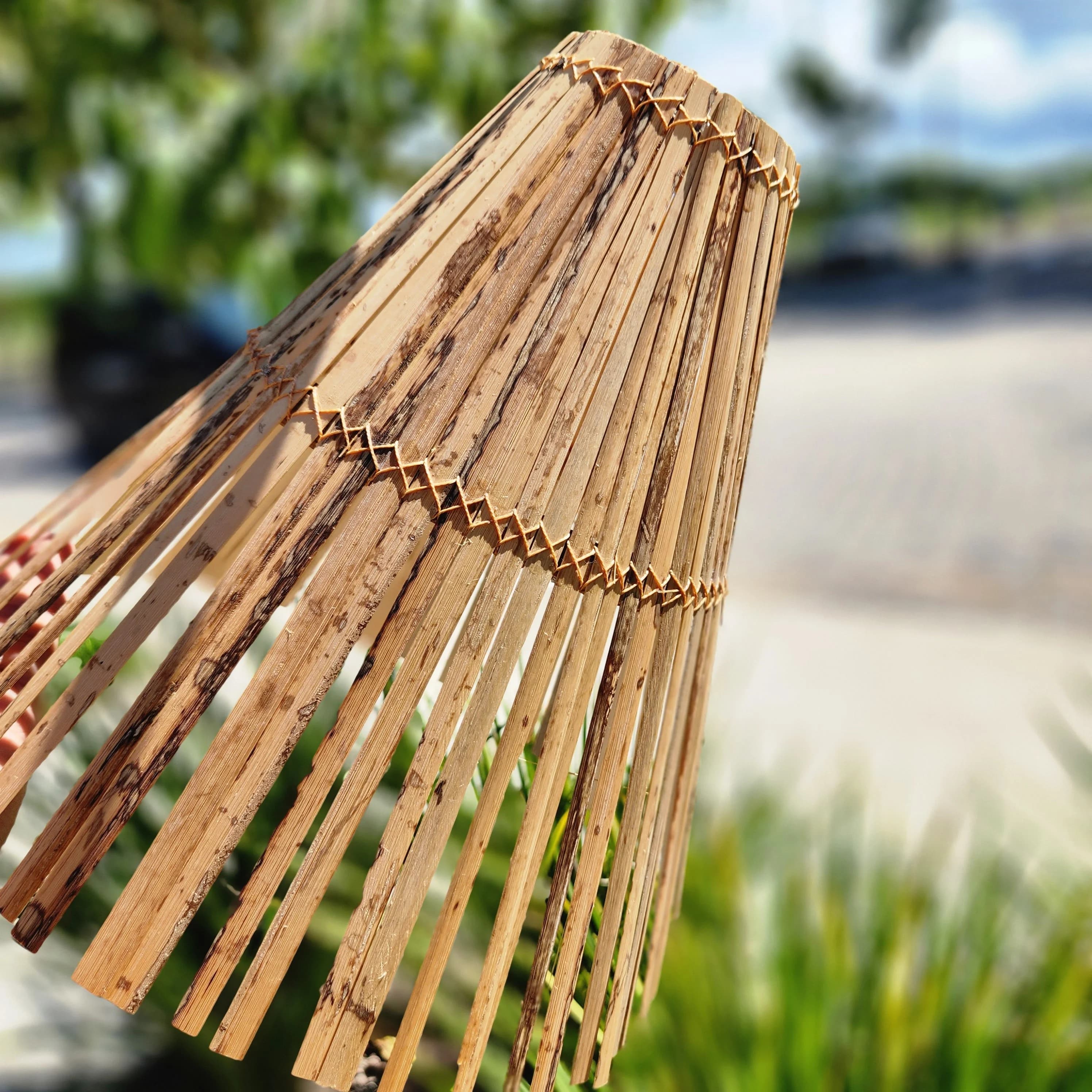 Luminária Cone Fibra de Dendê.