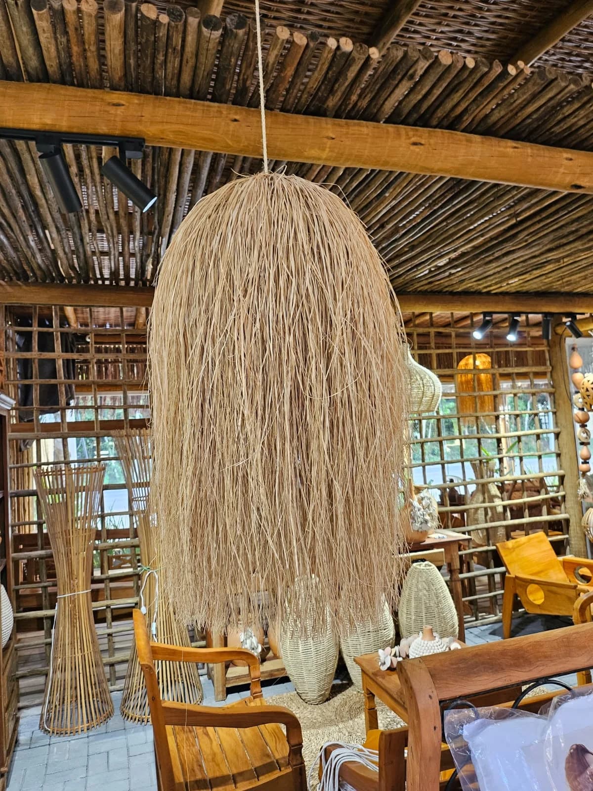 Luminária Cabeluda Palha da costa.