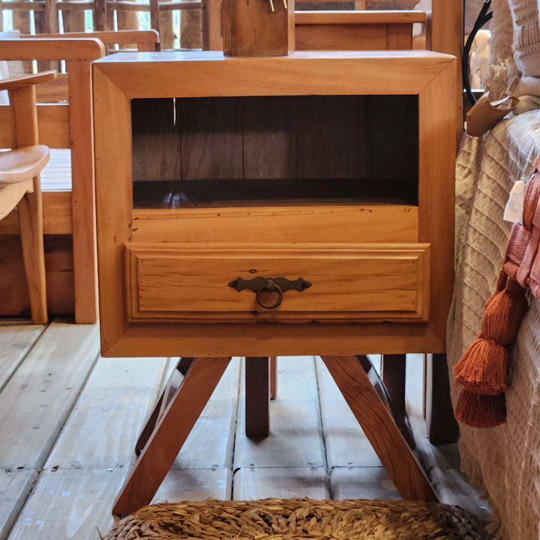 Criado de Cabeceira Peroba Rosa.