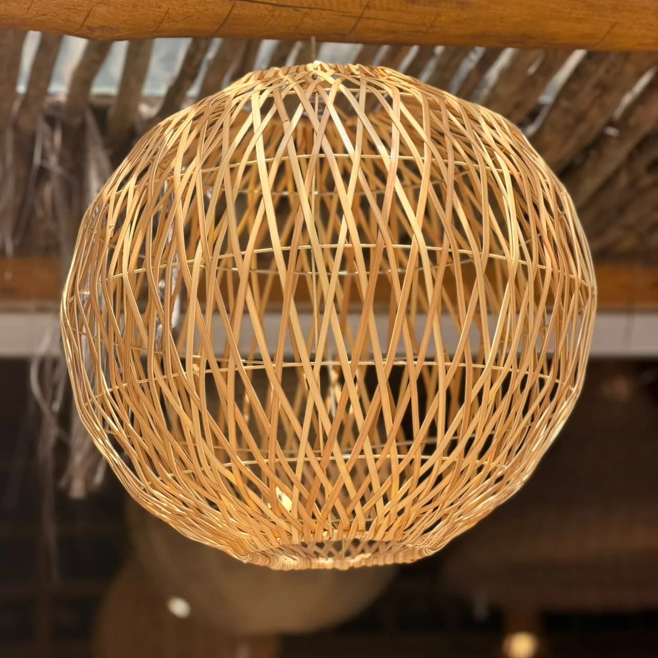 Luminária bola trançada em Fibra sintética