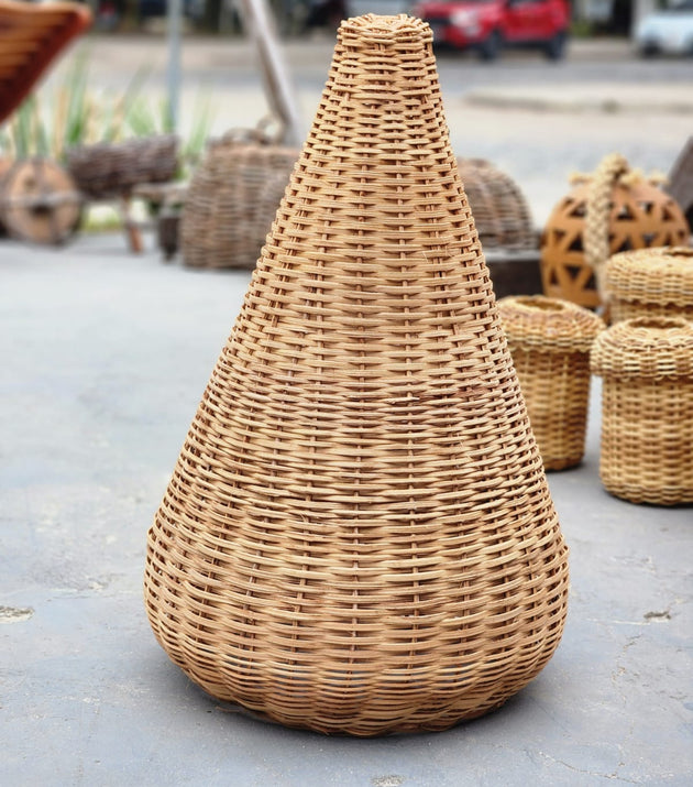Luminária Cone 60 x 40 cm em Cipó Raspado