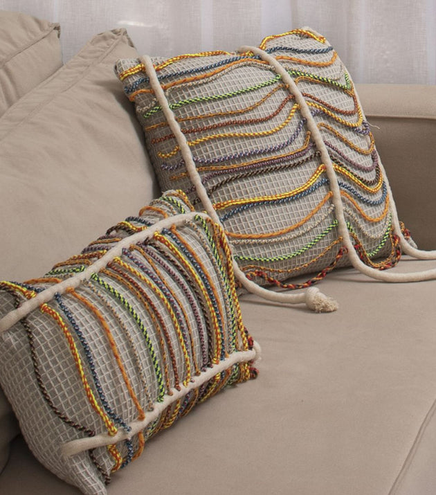 Capa de Almofada Rappel 50x30cm, Tecido Reciclado Texturizado, Cordas Coloridas