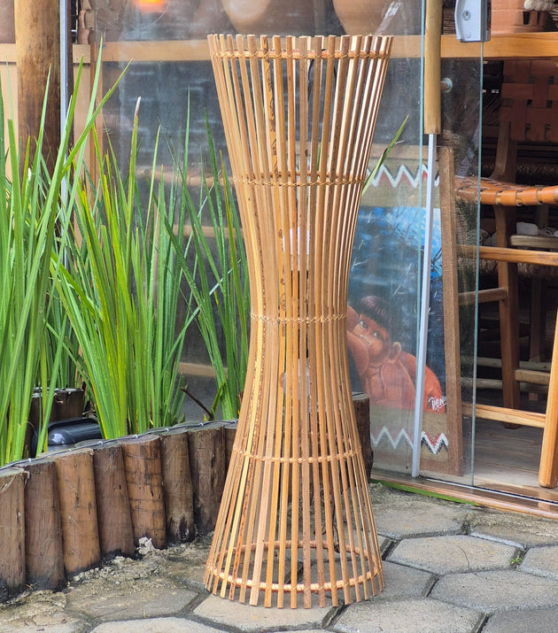 Luminária abajur de Chão em Tala de Dendê.